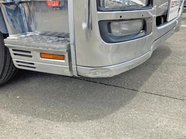 フロントバンパーの運転席側にヘコミがあります。|三菱 スーパーグレート QDG-FV50VY改の写真50