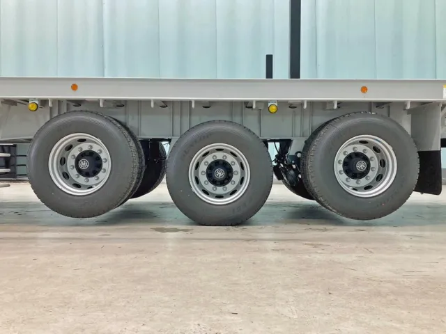 リフトアクスル機能付きです。（1・3軸目がリフトアップします）|トレクス  PFB34118の写真16