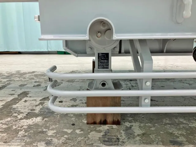 脚は脱着式の手動レバーで昇降します。|トレクス  PLR430CNの写真24