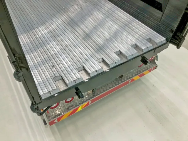 ムービングフロアー作動時の状態です。②|三菱 スーパーグレート 2KG-FS70HZの写真12