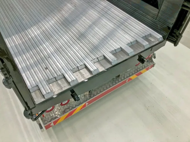 ムービングフロアー作動時の状態です。③|三菱 スーパーグレート 2KG-FS70HZの写真13