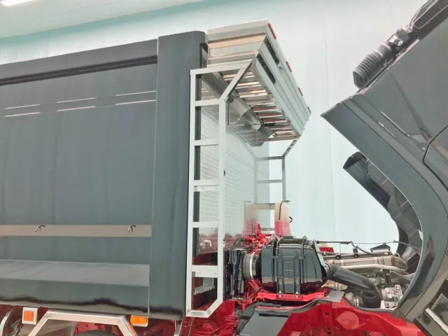 シートデッキ 及び 左右ハシゴはステンレス製です。|三菱 スーパーグレート 2KG-FS70HZの写真17