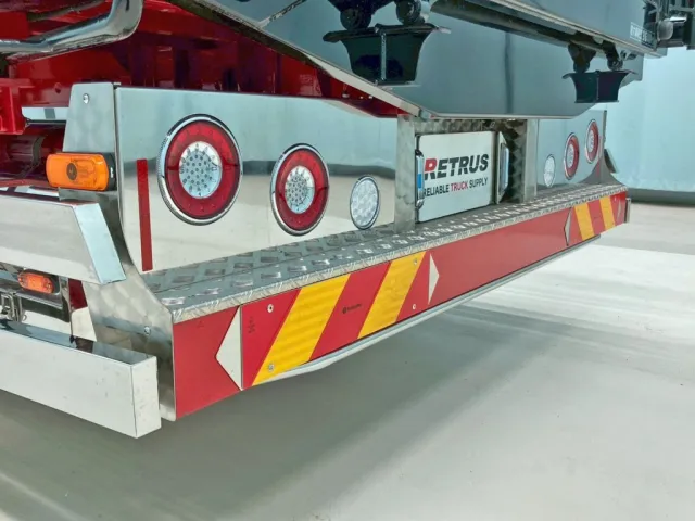 左右テールランプブラケットはステンレス製、リヤバンパー上部に縞板アルミが張られています。|三菱 スーパーグレート 2KG-FS70HZの写真27