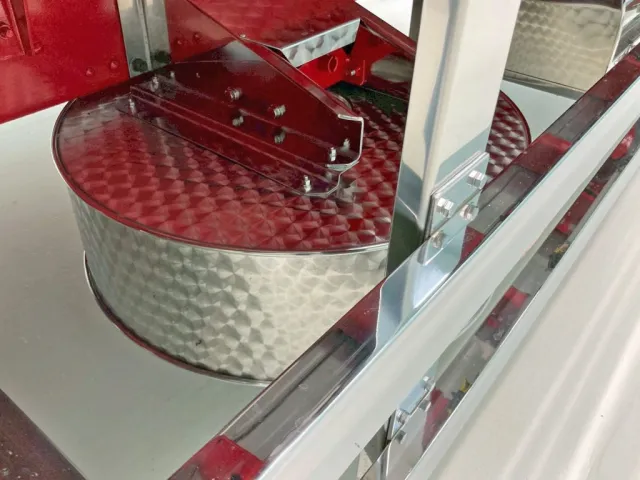 ボディー助手席側後方にウロコステンのスペアタイヤカバーが付いています。|三菱 スーパーグレート 2KG-FS70HZの写真28