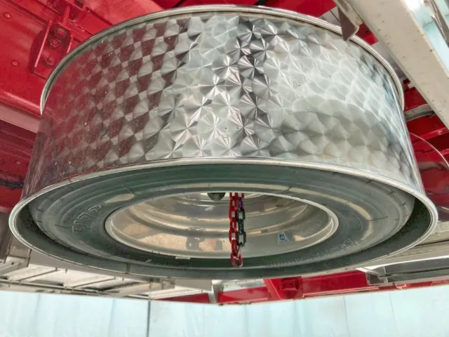 ボディー助手席側後方にウロコステンのスペアタイヤカバーが付いています。|三菱 スーパーグレート 2KG-FS70HZの写真29