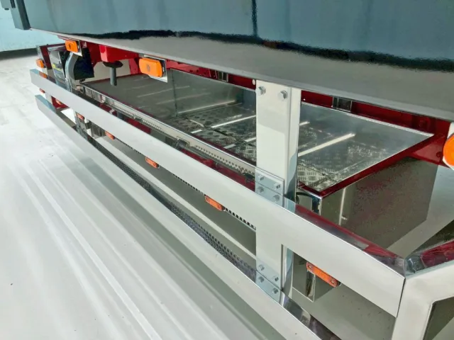 ボディー運転席側後方にステンレス製のりん木入れが付いています。|三菱 スーパーグレート 2KG-FS70HZの写真31