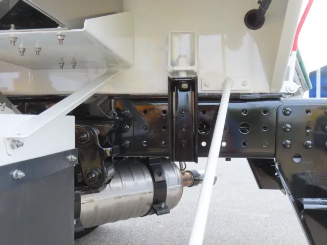 シャーシの状態です。|三菱 キャンター 2PG-FEB90(2WD)の写真5