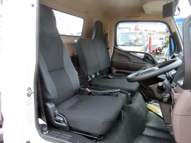 乗車定員は3名です。|三菱 キャンター 2PG-FEB90(2WD)の写真6