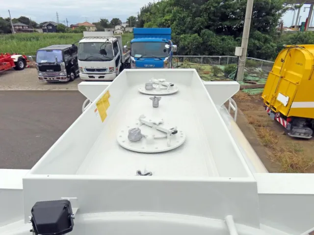 タンク上部の状態です。（マンホールが2つ付いています）|三菱 キャンター 2PG-FEB90(2WD)の写真7