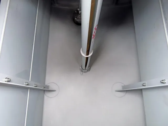 タンク内部の状態です。（1室目）|三菱 キャンター 2PG-FEB90(2WD)の写真8