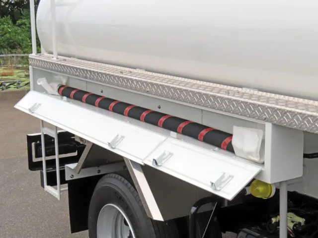 ホースが付属しています。|三菱 キャンター 2PG-FEB90(2WD)の写真12