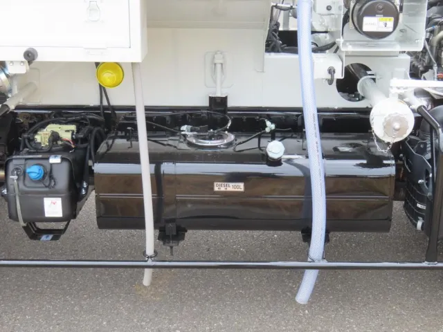 燃料タンクは100Lです。|三菱 キャンター 2PG-FEB90(2WD)の写真22