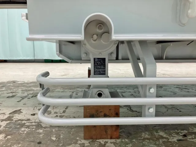 脚は脱着式の手動レバーで昇降します。|トレクス  PLR430CPの写真24