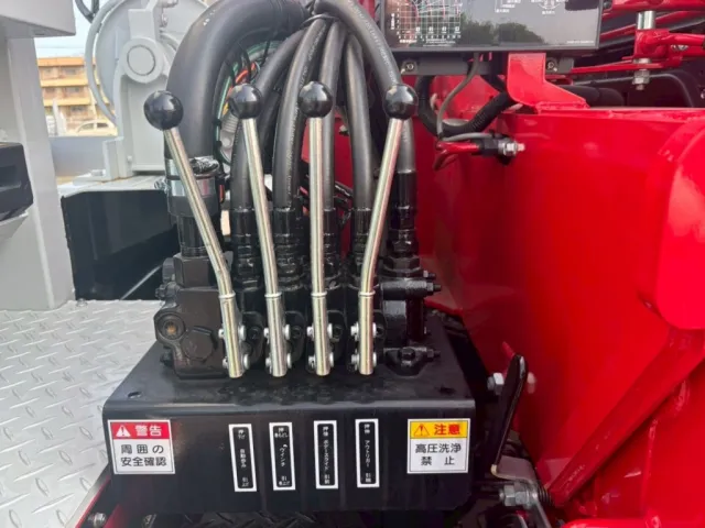 自動歩み・ウインチ・ボディースライド・アウトリガーの操作レバーです。|三菱 スーパーグレート 2KG-FS70HZの写真18