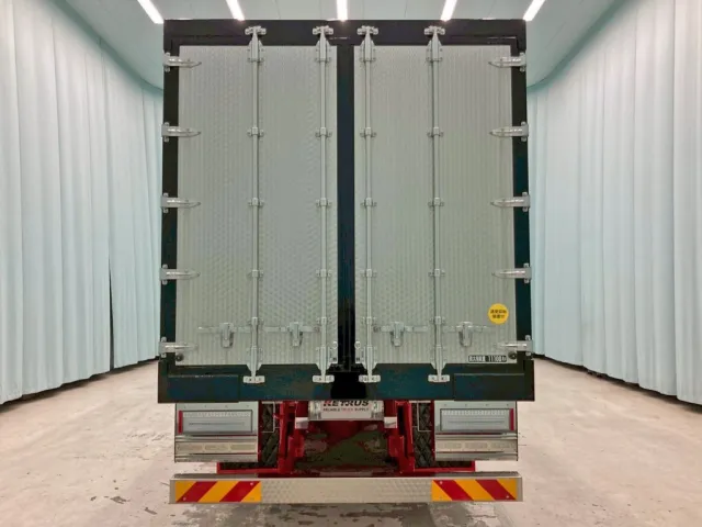 リヤ蝶番・ハンマーロック・キャッチはステンレス製です。(リヤドアはウロコステンが張られています)|日野 プロフィア 2DG-FS1AHEの写真8