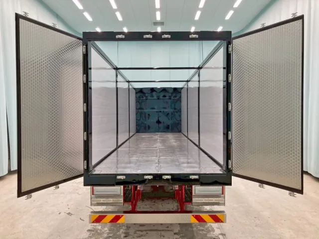 リヤは観音開き式です。(リヤドア内側もウロコステンが張られています)|日野 プロフィア 2DG-FS1AHEの写真9