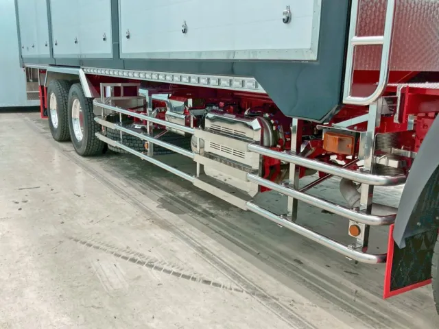 サイドレール・サイドバンパー・リヤフェンダーはステンレス製です。|日野 プロフィア 2DG-FS1AHEの写真15