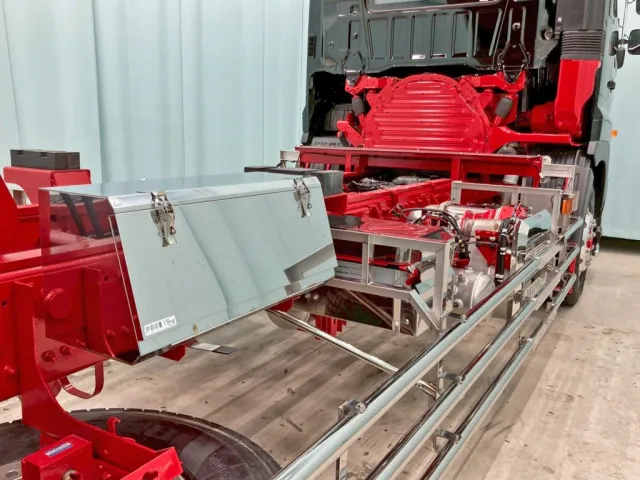 運転席側にステンレス製の工具箱が付いています。|日野 プロフィア 2DG-FS1AHEの写真19