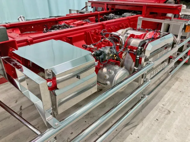 バッテリーカバー・マフラーカバーはステンレス製です。|日野 プロフィア 2DG-FS1AHEの写真20