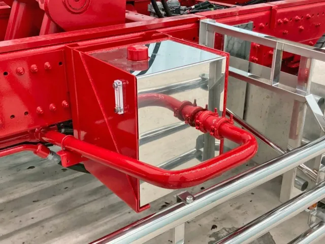 作動油タンクはステンレス製です。|日野 プロフィア 2DG-FS1AHEの写真21