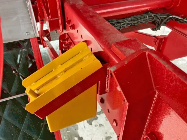 運転席側後方に脱着式のストッパーが付いています。|日野 プロフィア 2DG-FS1AHEの写真25