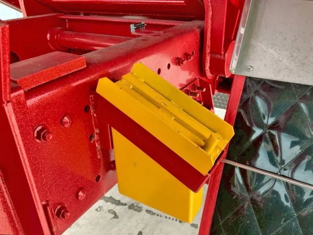 助手席側後方に脱着式のストッパーが付いています。|日野 プロフィア 2DG-FS1AHEの写真26