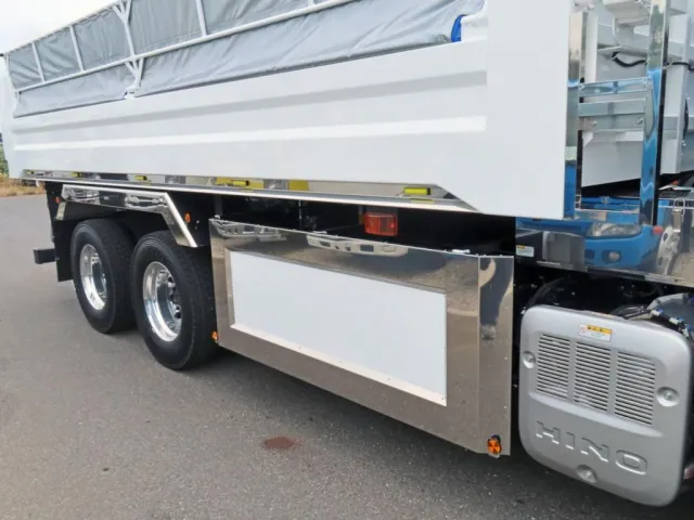 サイドレール・サイドバンパー・リアフェンダーステンレス製です。|日野 プロフィア 2DG-FS1AJEの写真17