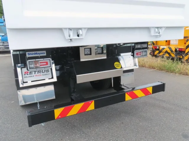 テールランプはLEDテールです。(後方周りにステンレスが使われています)|日野 プロフィア 2DG-FS1AJEの写真19