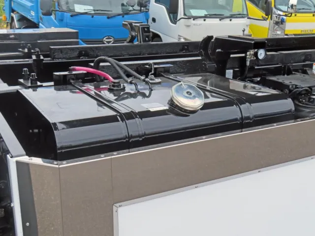 燃料タンクは300Lです。|日野 プロフィア 2DG-FS1AJEの写真20