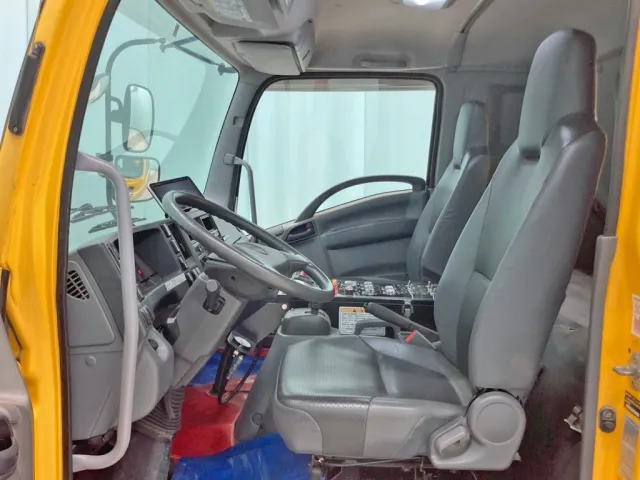 左ハンドル仕様です。|いすゞ フォワード TKG-FRR90T2改(2WD)の写真6