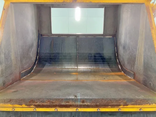 ホッパ内部の状態です。|いすゞ フォワード TKG-FRR90T2改(2WD)の写真13