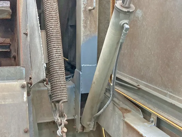 ホッパー前部助手席側ステー下部にパッチ当て箇所があります。|いすゞ フォワード TKG-FRR90T2改(2WD)の写真20