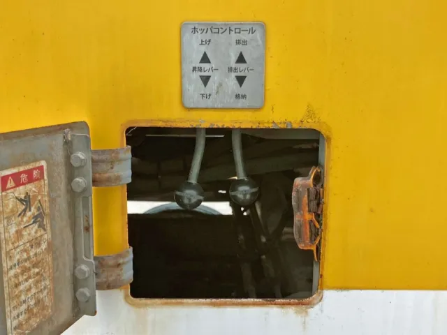 ボディー運転席側にホッパーの昇降 及び 排出レバーが付いています。|いすゞ フォワード TKG-FRR90T2改(2WD)の写真24