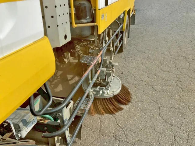 サイドブラシの作動時の状態です。(運転席側)|いすゞ フォワード TKG-FRR90T2改(2WD)の写真26