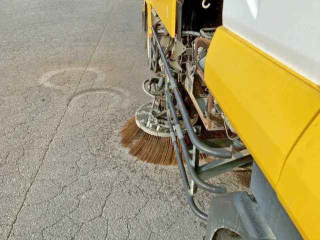 サイドブラシの作動時の状態です。(助手席側)|いすゞ フォワード TKG-FRR90T2改(2WD)の写真27