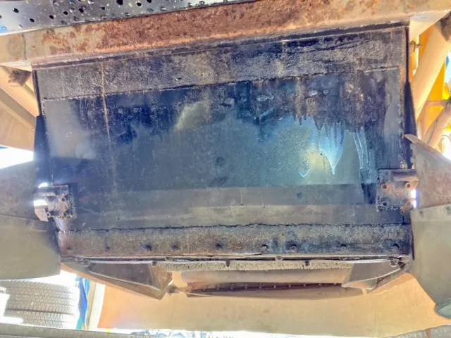 下回りの状態です。(前方より8枚目・鉄板に補修跡があります)|いすゞ フォワード TKG-FRR90T2改(2WD)の写真41