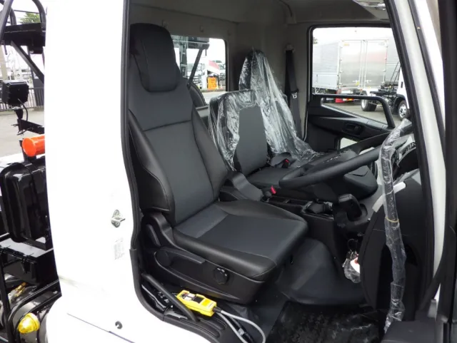 乗車定員は3名です。|三菱 ファイター 2KG-FK72F(2WD)の写真6