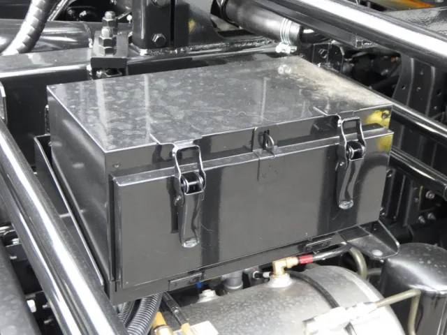 工具箱は鉄製です。|三菱 ファイター 2KG-FK72F(2WD)の写真9