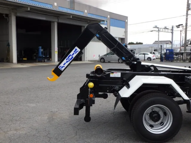 リヤジャッキは手動式です。|三菱 ファイター 2KG-FK72F(2WD)の写真13