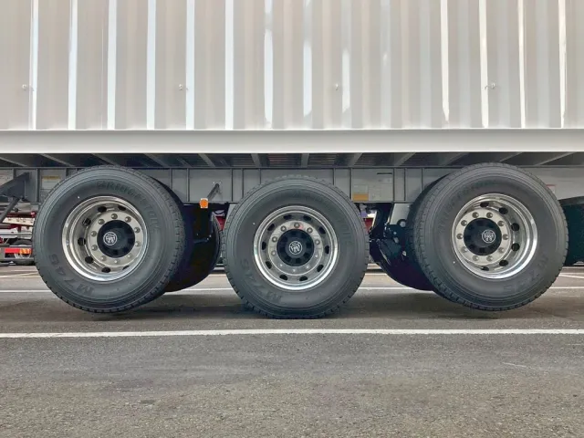 リフトアクスル機能付きです。(1・3軸目がリフトアップします)|トレクス  CTB34004の写真17