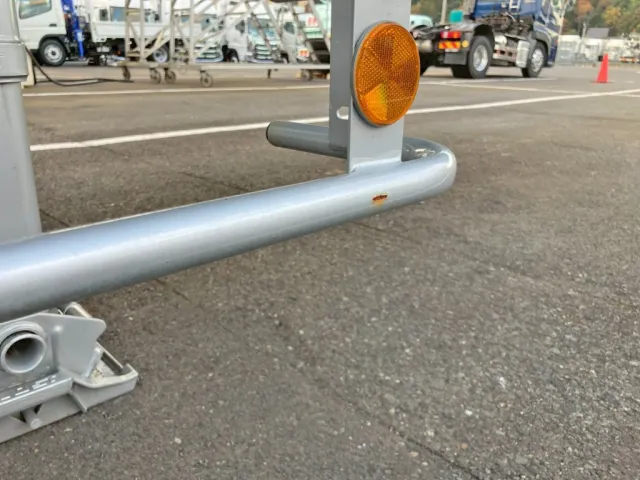 運転席側サイドバンパー前方にキズがあります。|トレクス  CTB34004の写真25