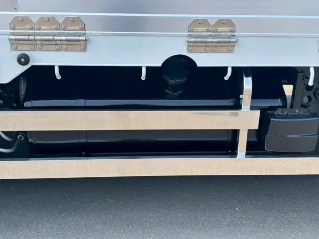 燃料タンクは300Lです。|三菱 スーパーグレート 2KG-FS70HZの写真25