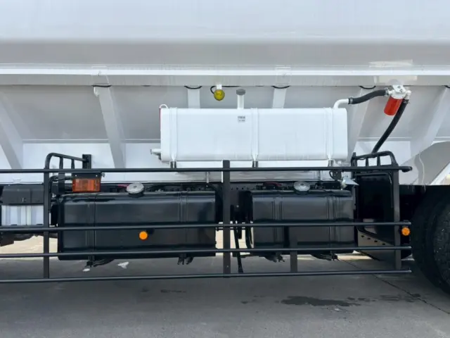 燃料タックは300L・200Lです。|日野 プロフィア 2DG-FS1AHEの写真24