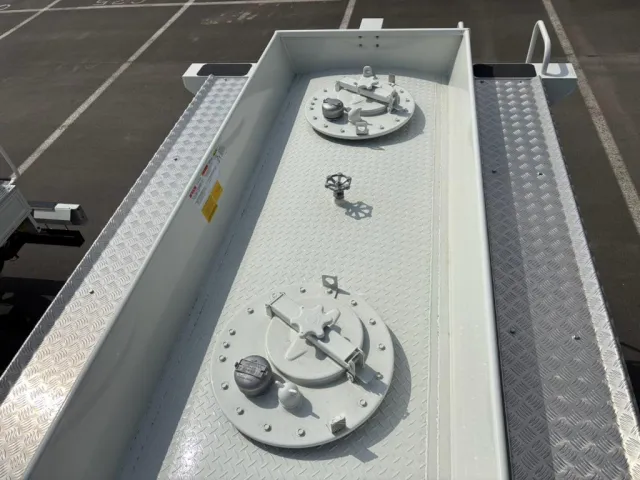 タンク上部の状態です。(マンホールが2つ付いています)|日野 デュトロ 2KG-XZU700M(2WD)の写真7