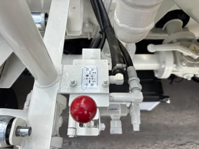 ホースリールの切り替えレバーです。|日野 デュトロ 2KG-XZU700M(2WD)の写真14