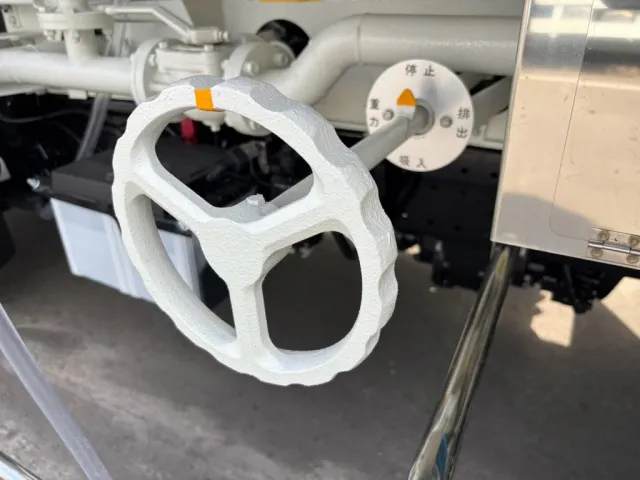 吸入・排出・重力・停止の切り替えハンドルです。|日野 デュトロ 2KG-XZU700M(2WD)の写真15