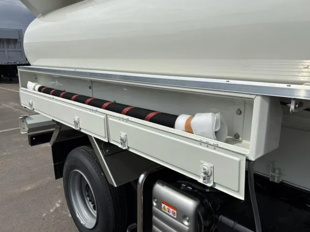 ホース付きです。(右側)|日野 デュトロ 2KG-XZU700M(2WD)の写真19