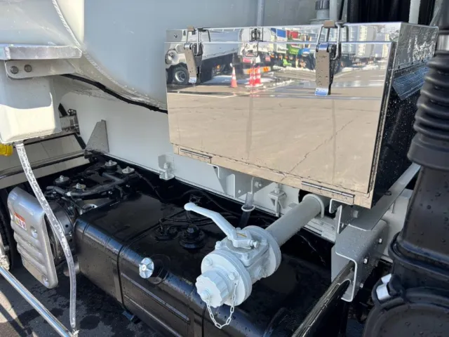 右側に工具箱があります。|日野 デュトロ 2KG-XZU700M(2WD)の写真26