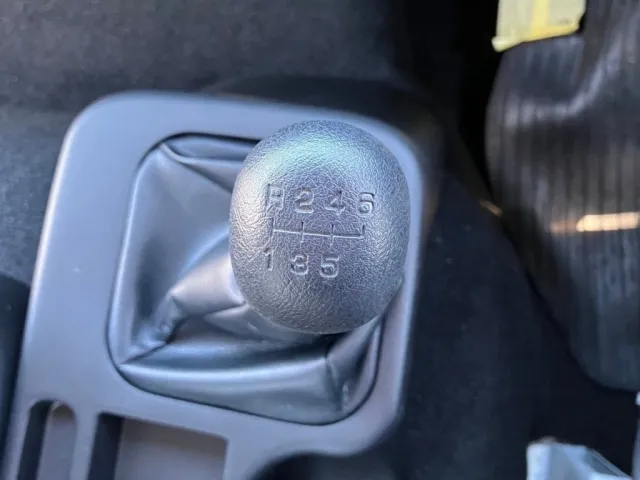 MT6速です。|三菱 ファイター 2KG-FK65F(2WD)の写真22