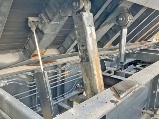 前方のシリンダーの状態です。|東急  TF28H7B2Sの写真15